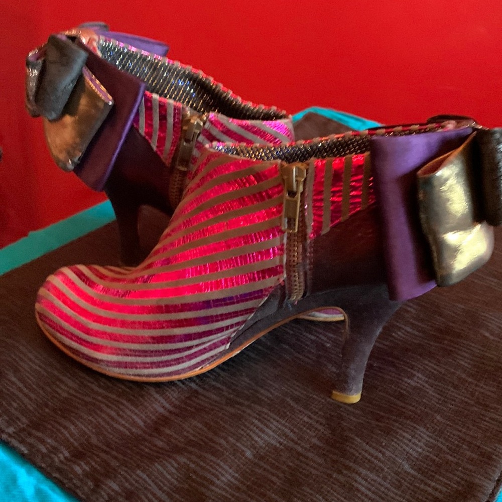 Smoke-free home. Some wear on bottom.